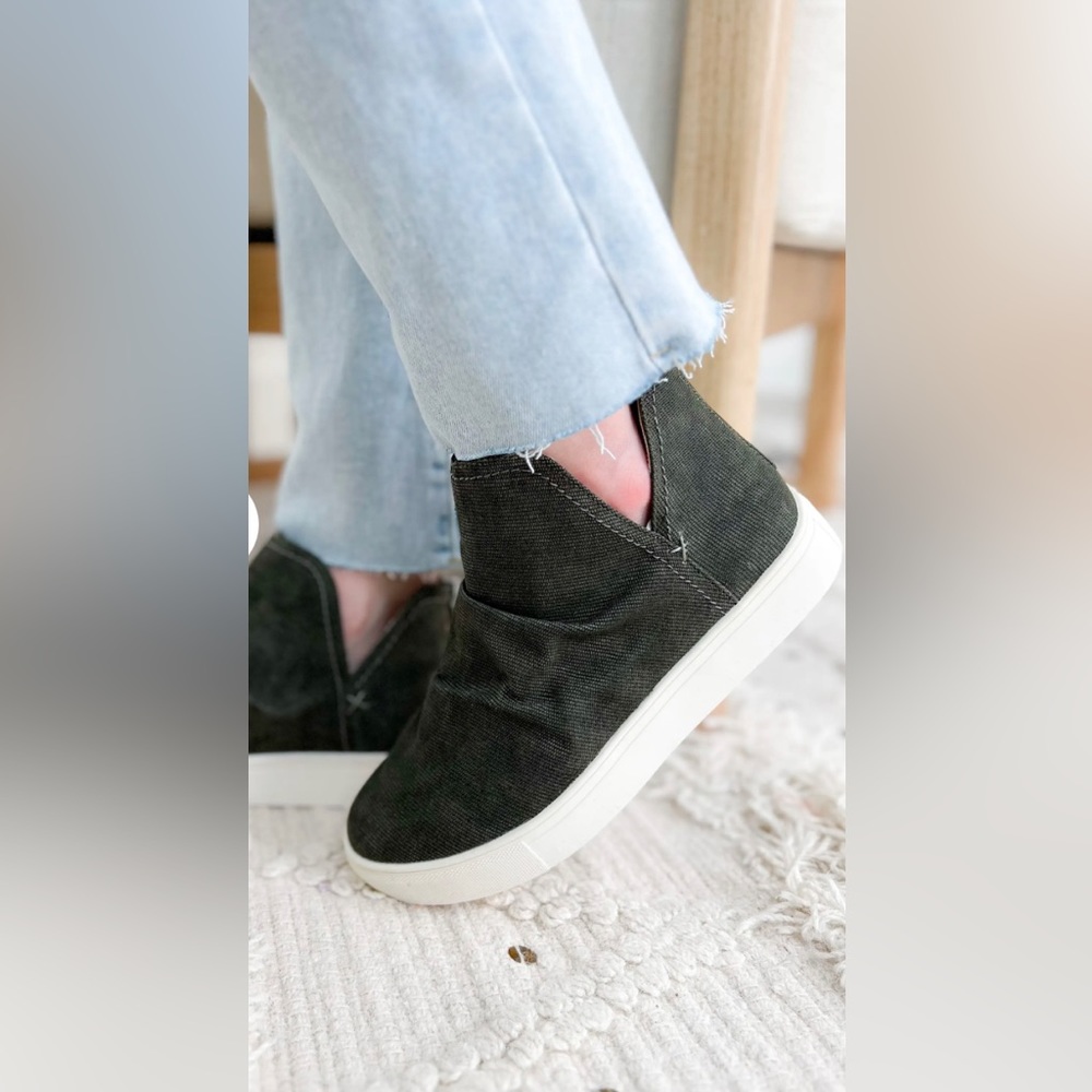NEW Very G Colty ankle bootie in olive/khaki Size 7.5 New in box